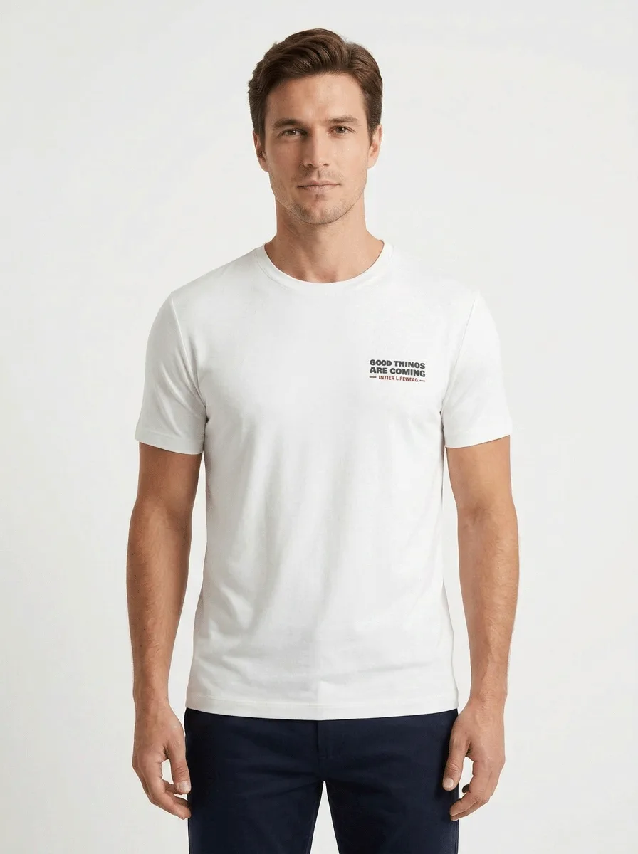T-SHIRT CASUAL EM VISCOSE C/ MODAL E ESTAMPA GOOD THINGS ARE COMING