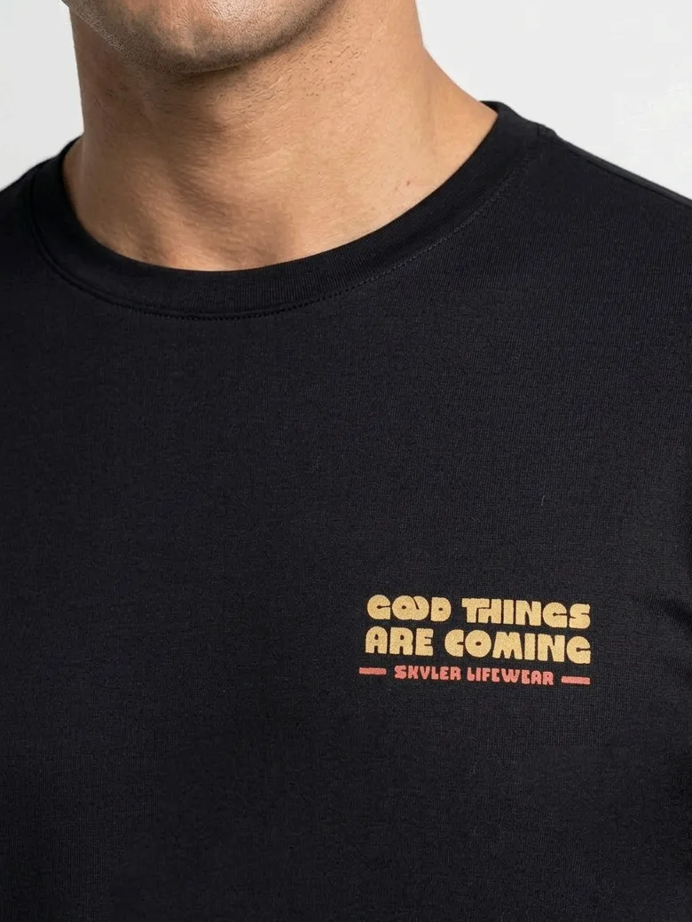 T-SHIRT CASUAL EM VISCOSE C/ MODAL E ESTAMPA GOOD THINGS ARE COMING