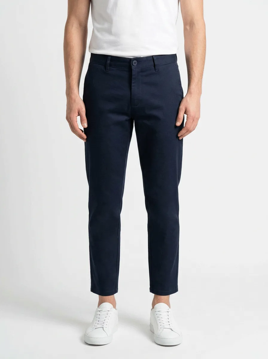 CALÇA CASUAL EM SARJA C/ ELASTANO E BOLSO VERDUGO C/ PLAQUINHA