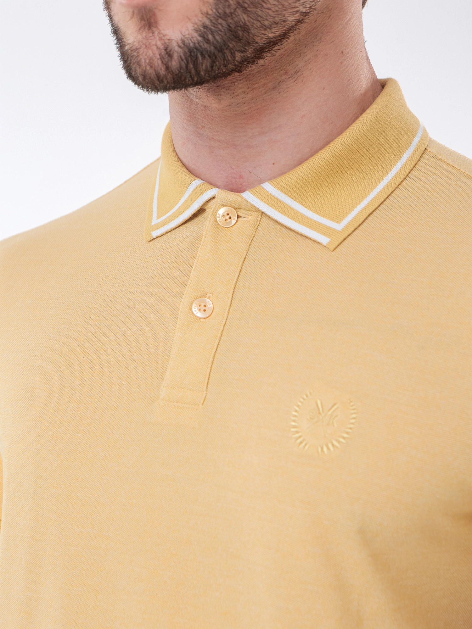 GOLA POLO CASUAL EM PIQUET MOULINE COM BORDADO NO TOM E FILETE CONTRASTANTE