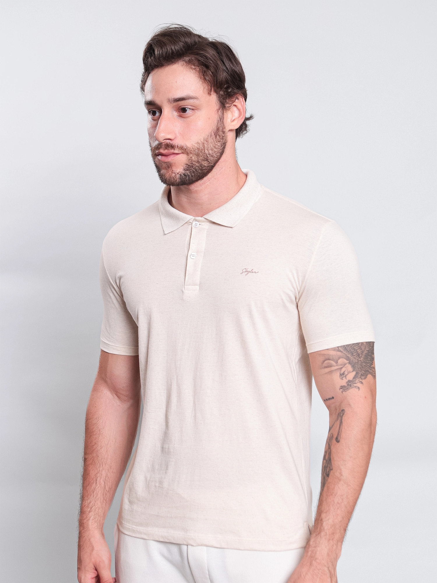 GOLA POLO CASUAL EM MALHA C/ LINHO E SILK RELEVO SKYLER