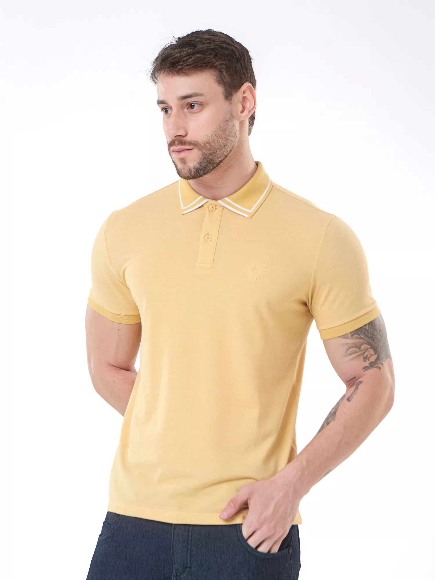 GOLA POLO CASUAL EM PIQUET MOULINE COM BORDADO NO TOM E FILETE CONTRASTANTE