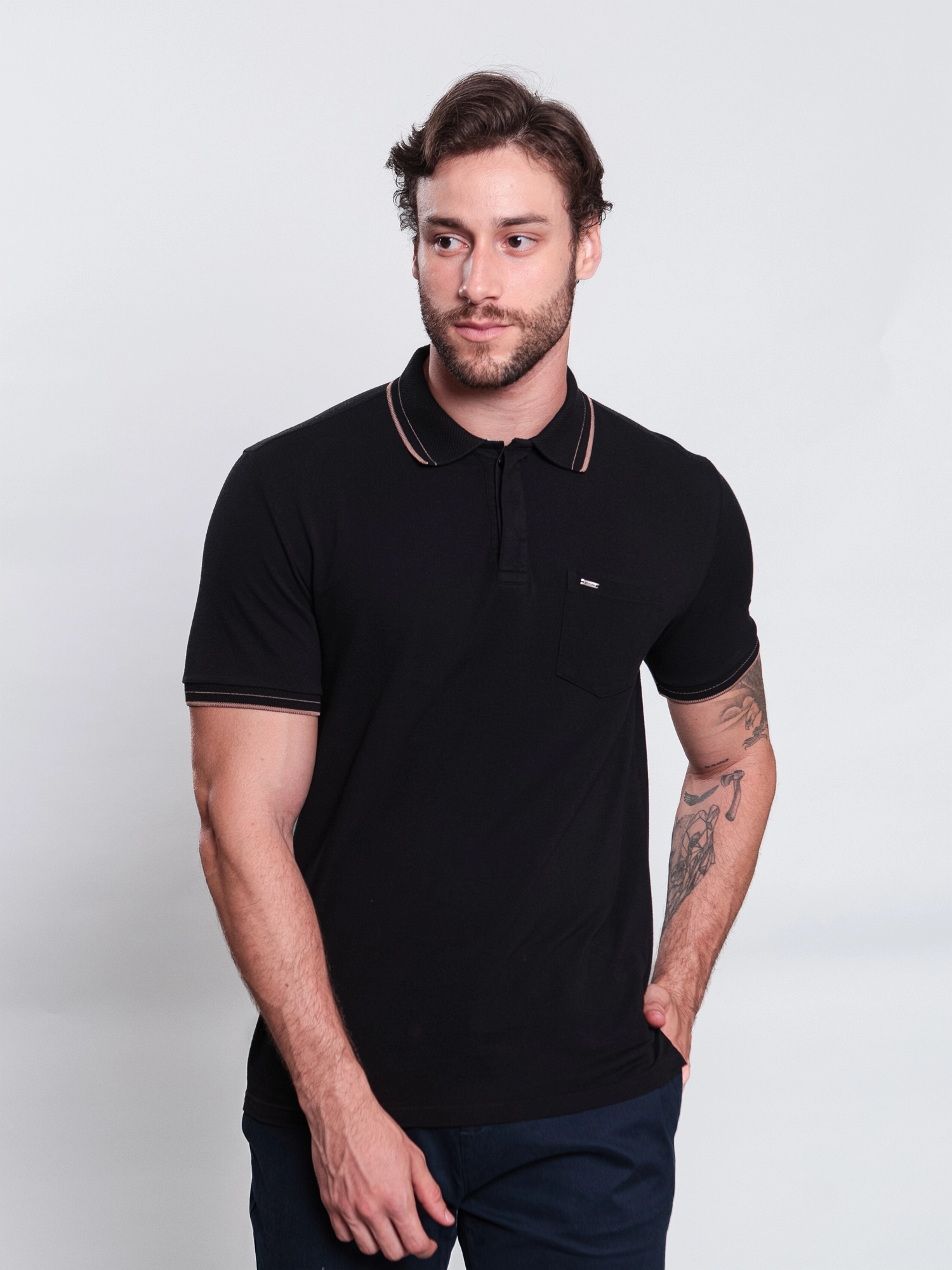 GOLA POLO CASUAL EM PIQUET C/ PEITILHO COBERTO E BOLSO C/ PLAQUINHA