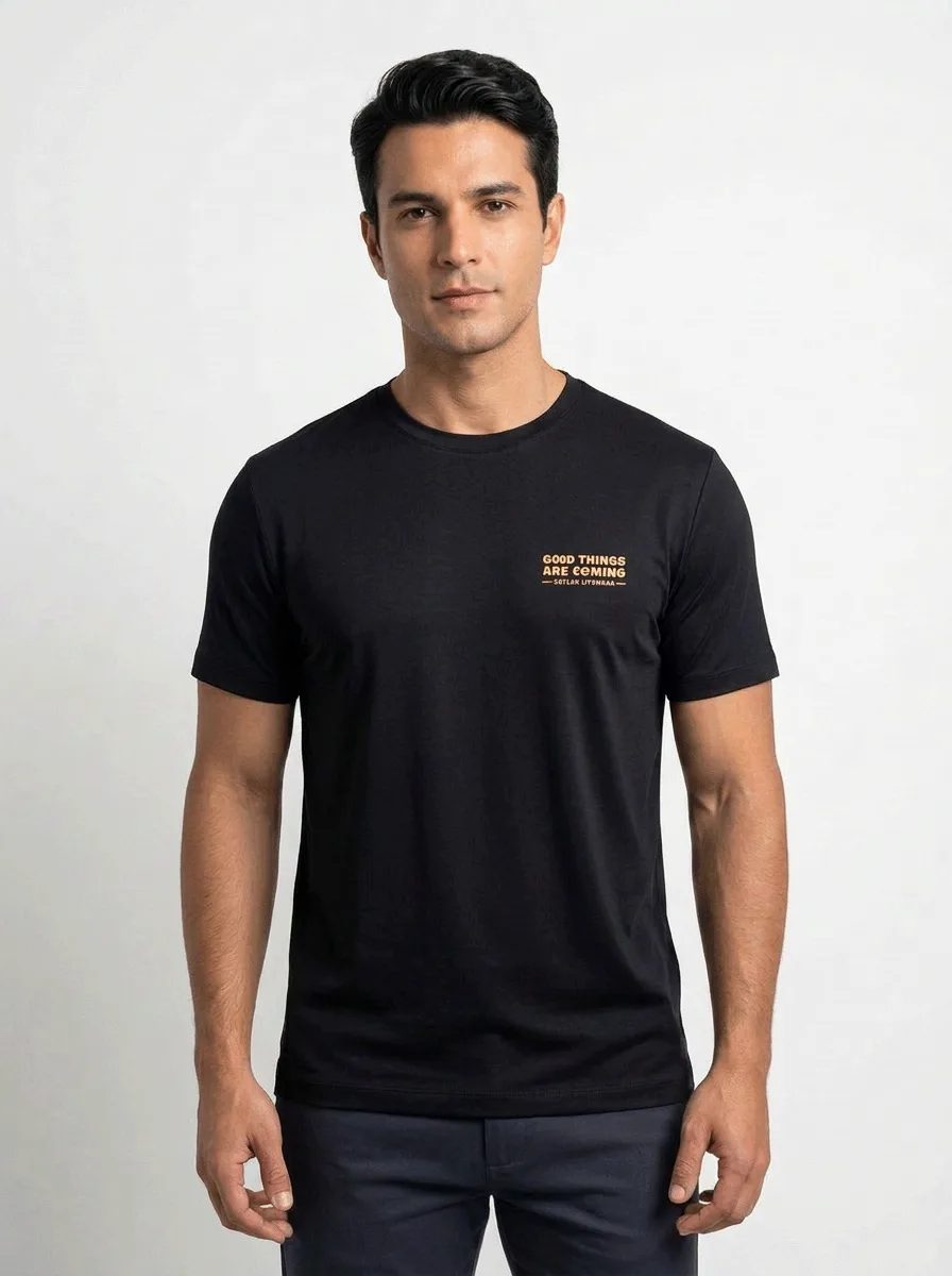T-SHIRT CASUAL EM VISCOSE C/ MODAL E ESTAMPA GOOD THINGS ARE COMING