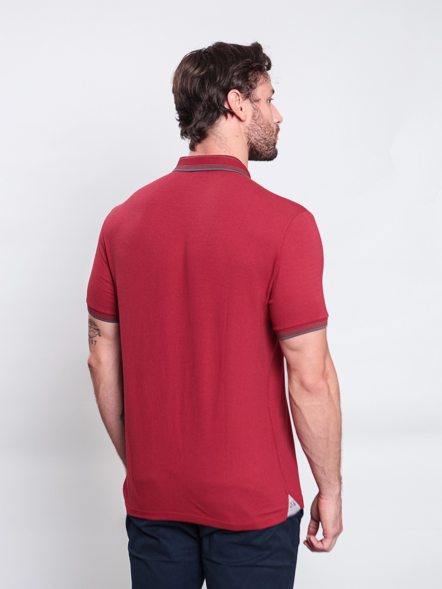 GOLA POLO CASUAL EM MALHA CREPPE, FILETE CONTRASTANTE E BOLSO C/ PLAQUINHA