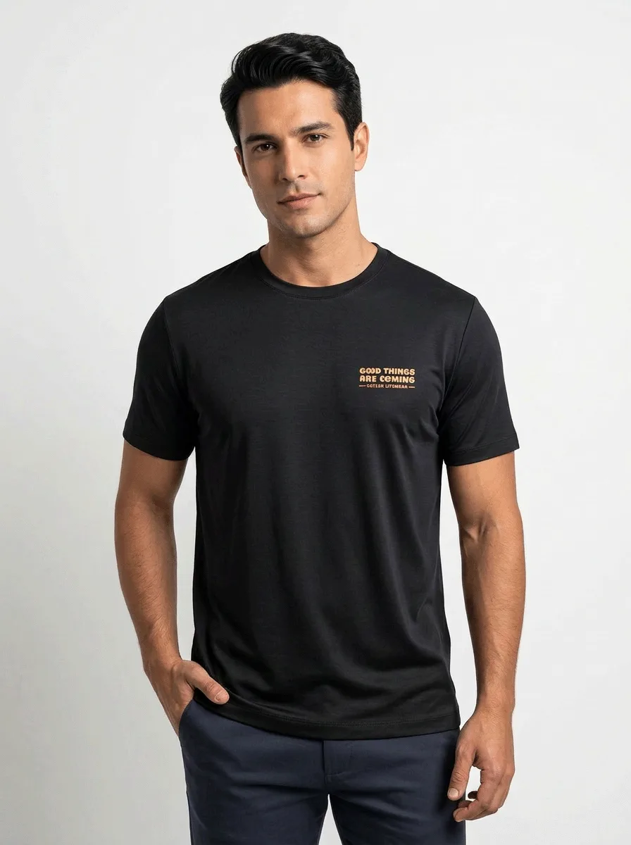 T-SHIRT CASUAL EM VISCOSE C/ MODAL E ESTAMPA GOOD THINGS ARE COMING
