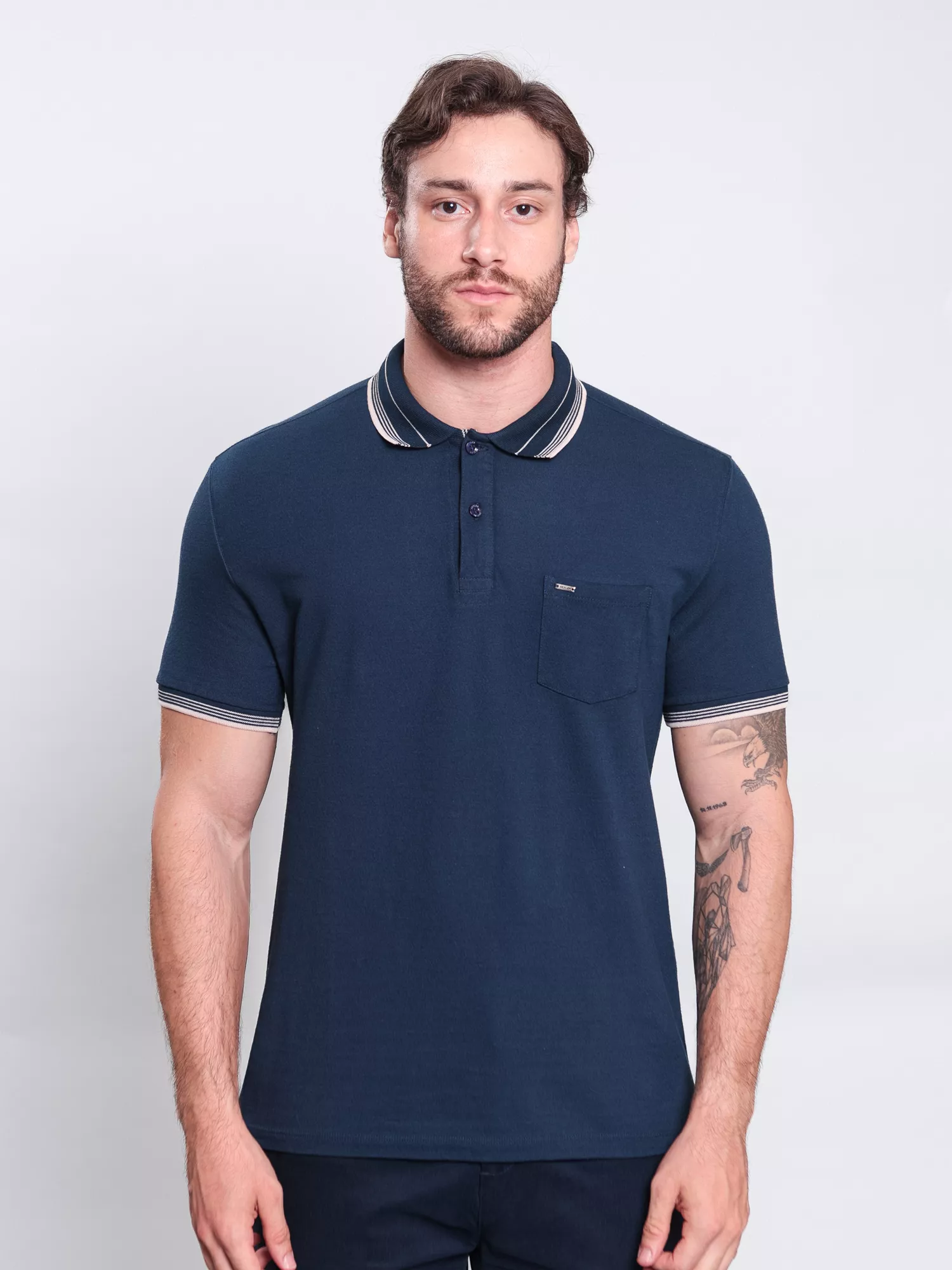 GOLA POLO CASUAL EM MALHA CREPPE, FILETE CONTRASTANTE E BOLSO C/ PLAQUINHA