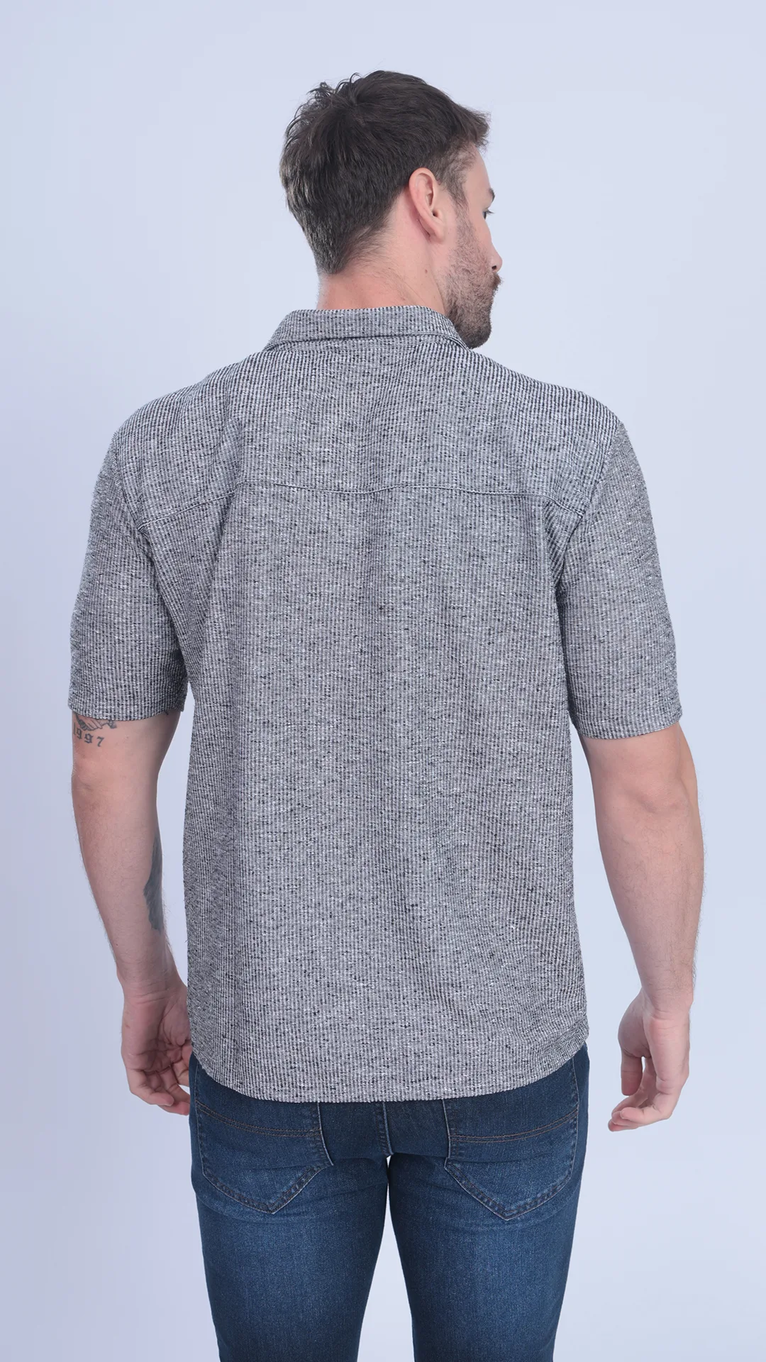 CAMISA CASUAL EM MOLETOM CANELADO C/ ETIQUETA SKLR EM COURO