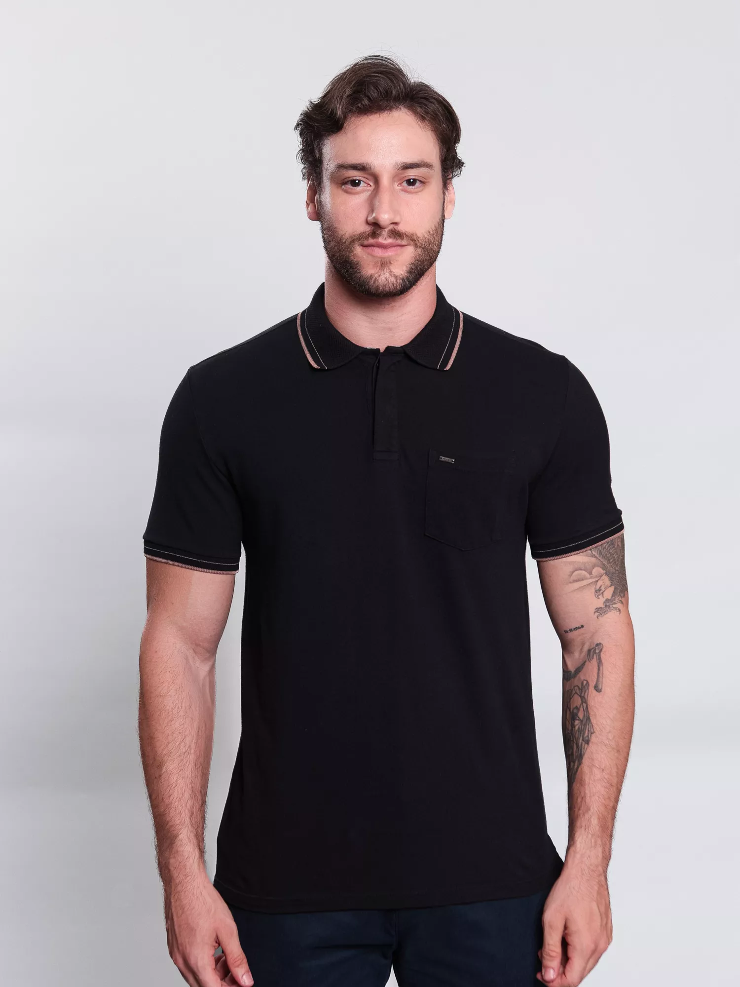 GOLA POLO CASUAL EM PIQUET C/ PEITILHO COBERTO E BOLSO C/ PLAQUINHA