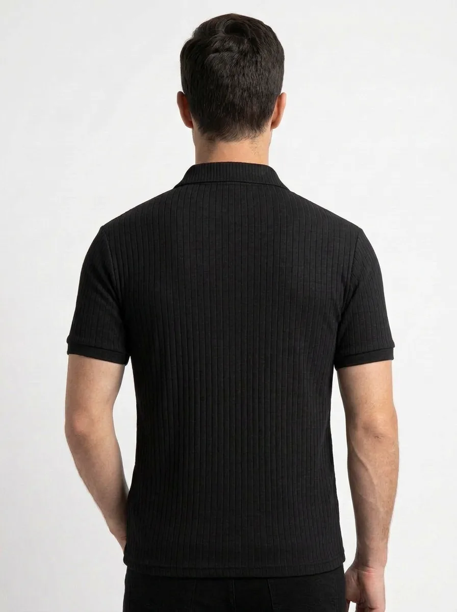GOLA POLO CASUAL EM PIQUET DUPLO LISTRADO C/ GOLA JACQUARD E BOLSO C/ PLAQUINHA
