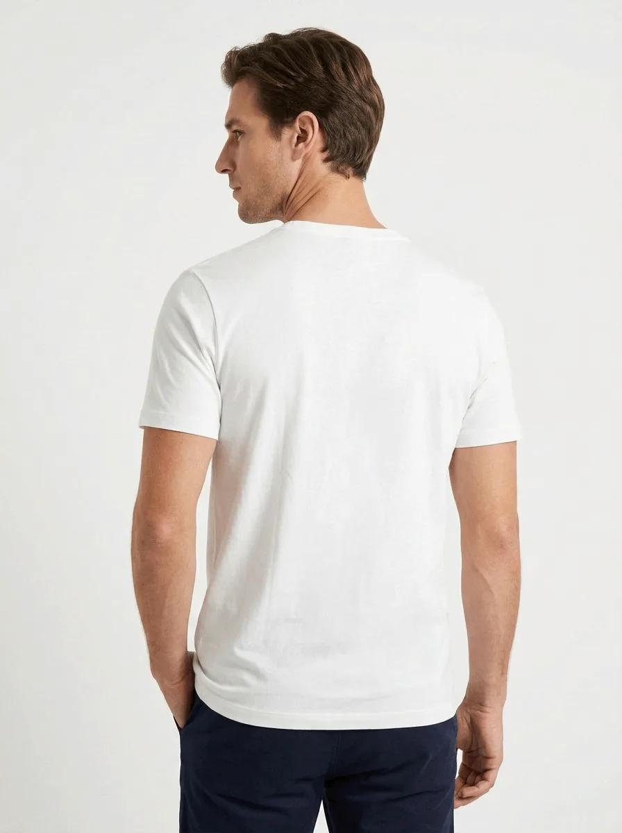 T-SHIRT CASUAL EM VISCOSE C/ MODAL E ESTAMPA GOOD THINGS ARE COMING
