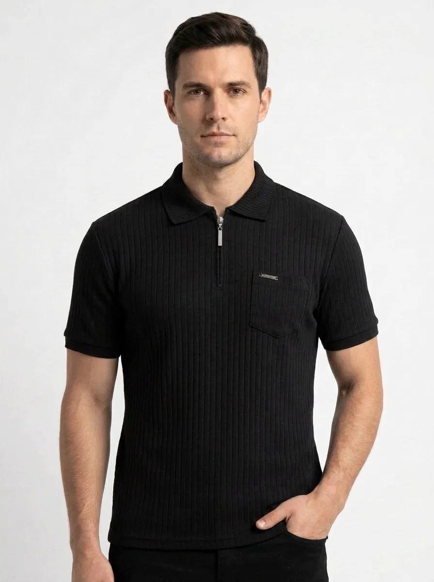 GOLA POLO CASUAL EM PIQUET DUPLO LISTRADO C/ GOLA JACQUARD E BOLSO C/ PLAQUINHA