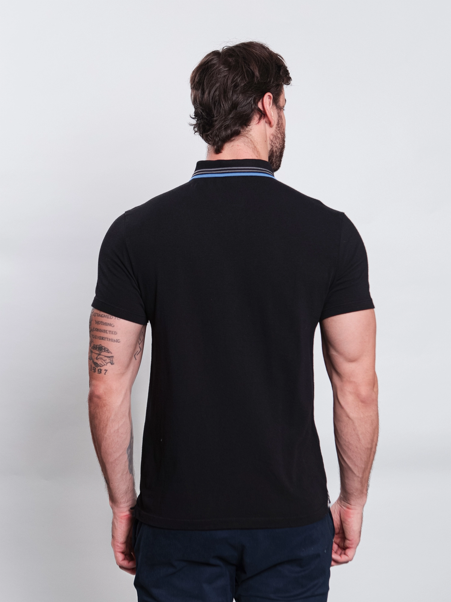 GOLA POLO CASUAL C/ FILETE CONTRASTANTE EM RETILINEA E BORDADO SKYLER NO TOM