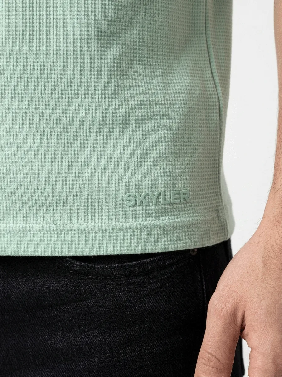 T-SHIRT CASUAL EM MALHA TEXTURIZADA C/ SILK RELEVO NA BARRA