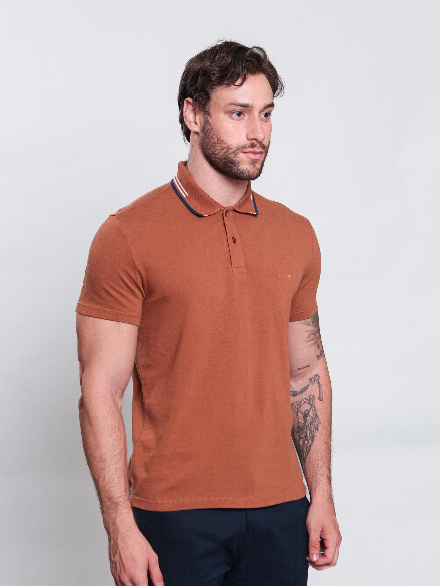GOLA POLO CASUAL C/ FILETE CONTRASTANTE EM RETILINEA E BORDADO SKYLER NO TOM