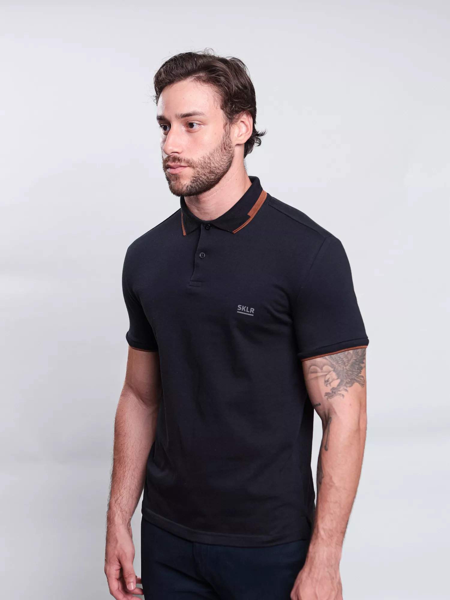 GOLA POLO CASUAL EM MALHÃO C/ FILETE CONTRASTANTE E SKLR EM SILK RELEVO