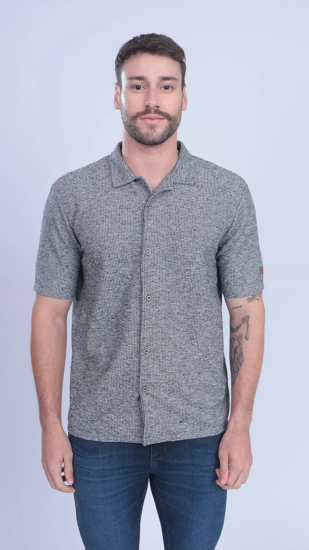 CAMISA CASUAL EM MOLETOM CANELADO C/ ETIQUETA SKLR EM COURO