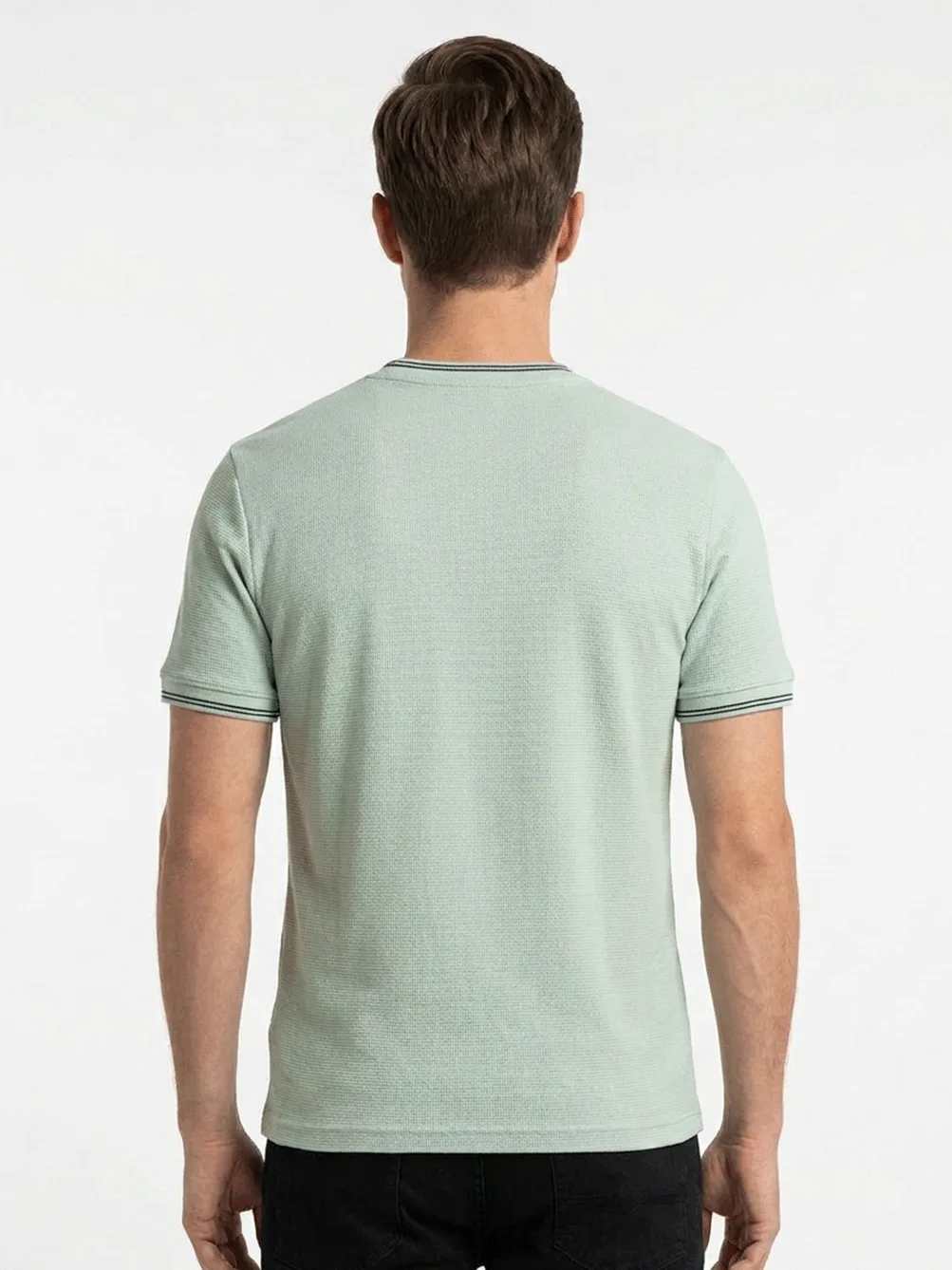 T-SHIRT CASUAL EM MALHA TEXTURIZADA C/ SILK RELEVO NA BARRA