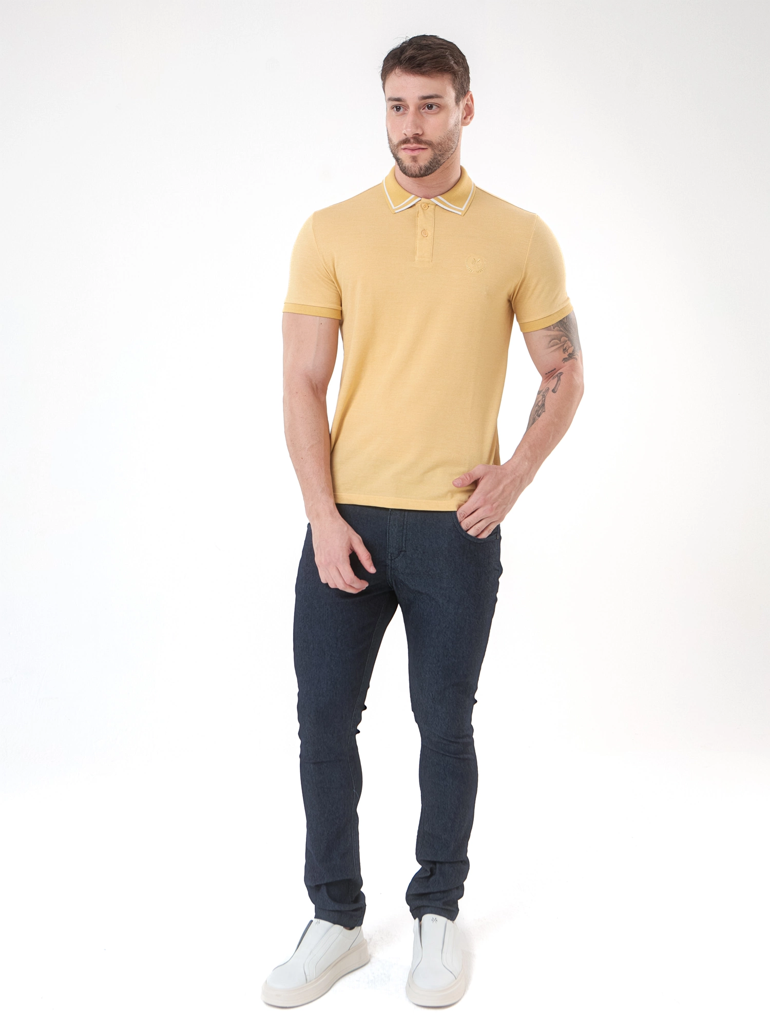 GOLA POLO CASUAL EM PIQUET MOULINE COM BORDADO NO TOM E FILETE CONTRASTANTE