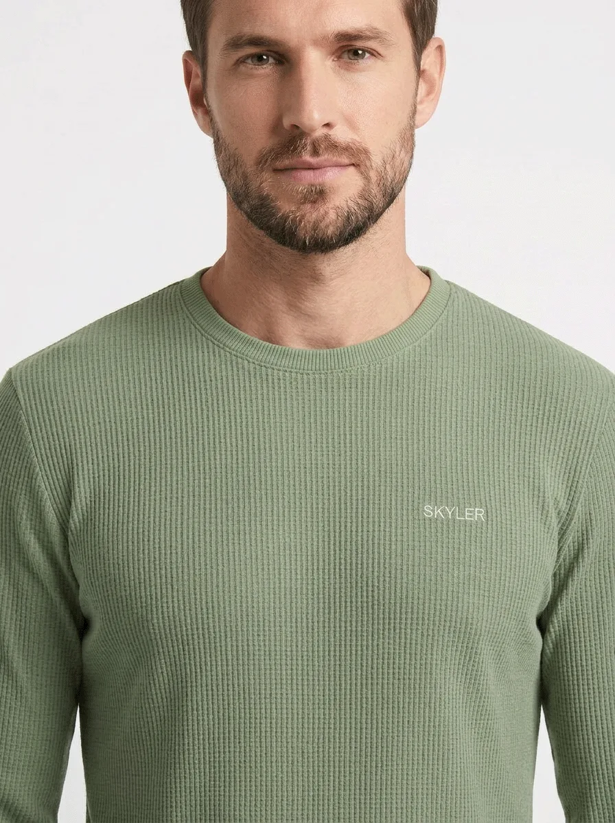 T-SHIRT CASUAL EM MALHA QUADRICULADA C/ BORDADO SKYLER NO TOM