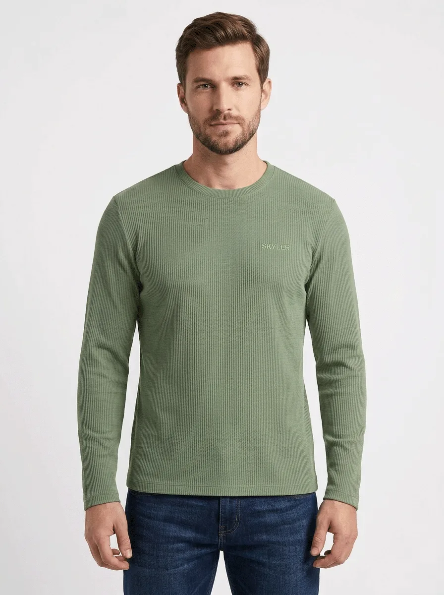 T-SHIRT CASUAL EM MALHA QUADRICULADA C/ BORDADO SKYLER NO TOM