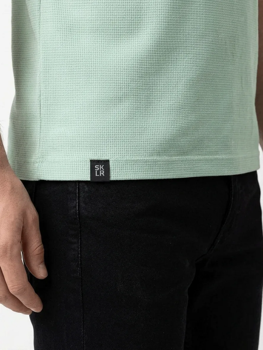 T-SHIRT CASUAL EM MALHA TEXTURIZADA C/ SILK RELEVO NA BARRA