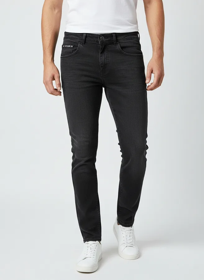 CALÇA CASUAL JEANS BLACK DENIM ESTONADO C/ BIGODES 3D E BOLSO RELÓGIO