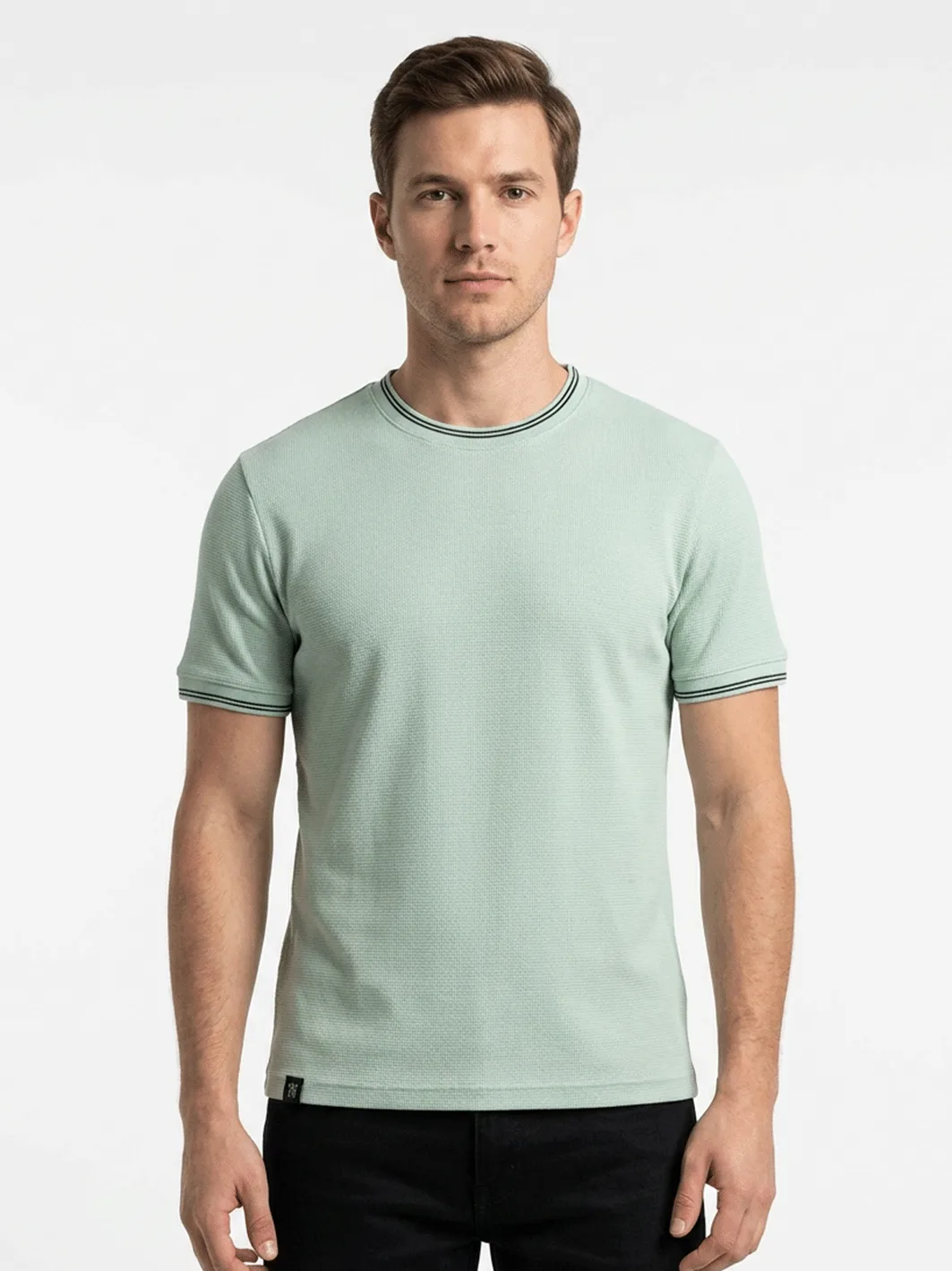 T-SHIRT CASUAL EM MALHA TEXTURIZADA C/ SILK RELEVO NA BARRA