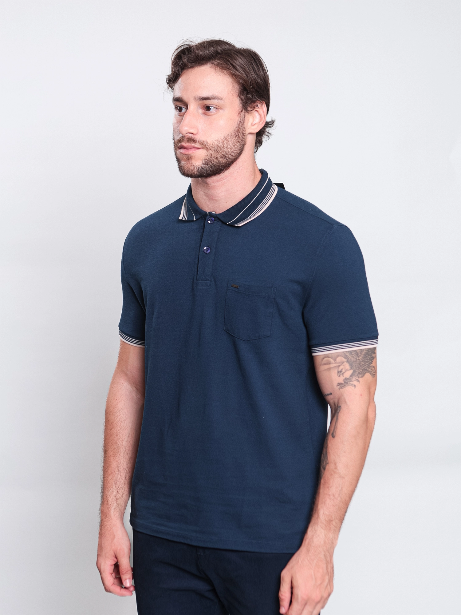 GOLA POLO CASUAL EM MALHA CREPPE, FILETE CONTRASTANTE E BOLSO C/ PLAQUINHA