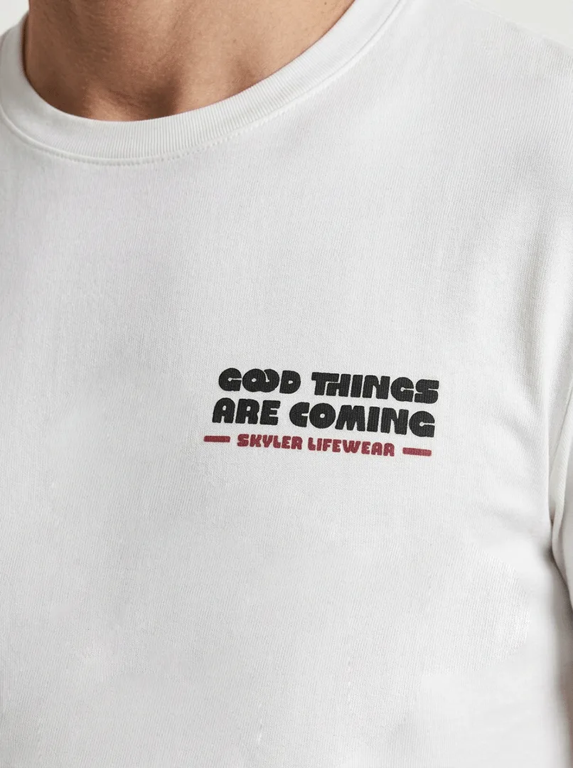 T-SHIRT CASUAL EM VISCOSE C/ MODAL E ESTAMPA GOOD THINGS ARE COMING
