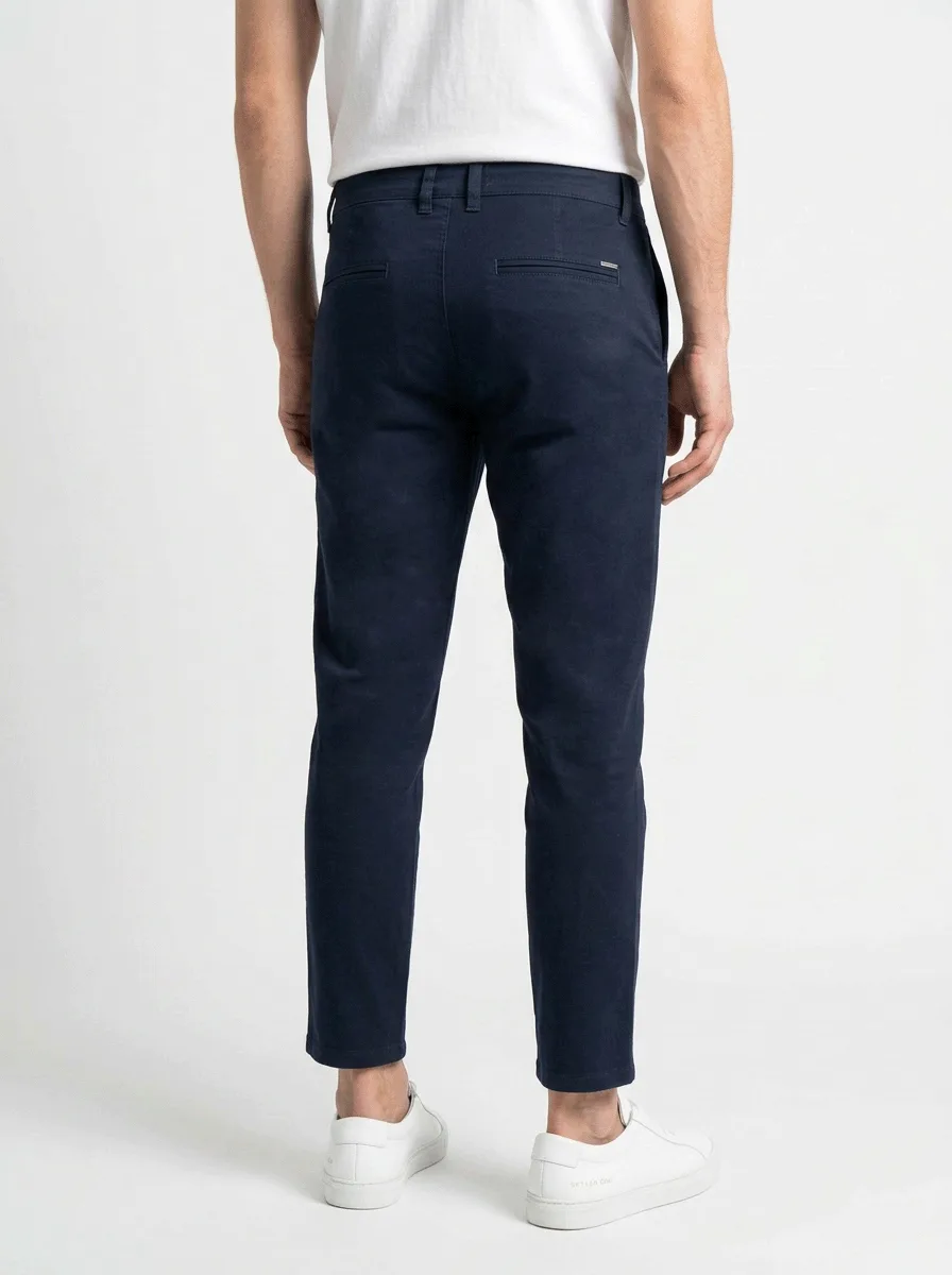 CALÇA CASUAL EM SARJA C/ ELASTANO E BOLSO VERDUGO C/ PLAQUINHA