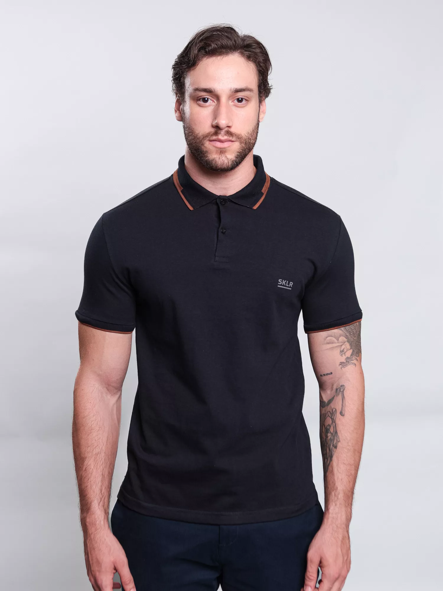 GOLA POLO CASUAL EM MALHÃO C/ FILETE CONTRASTANTE E SKLR EM SILK RELEVO