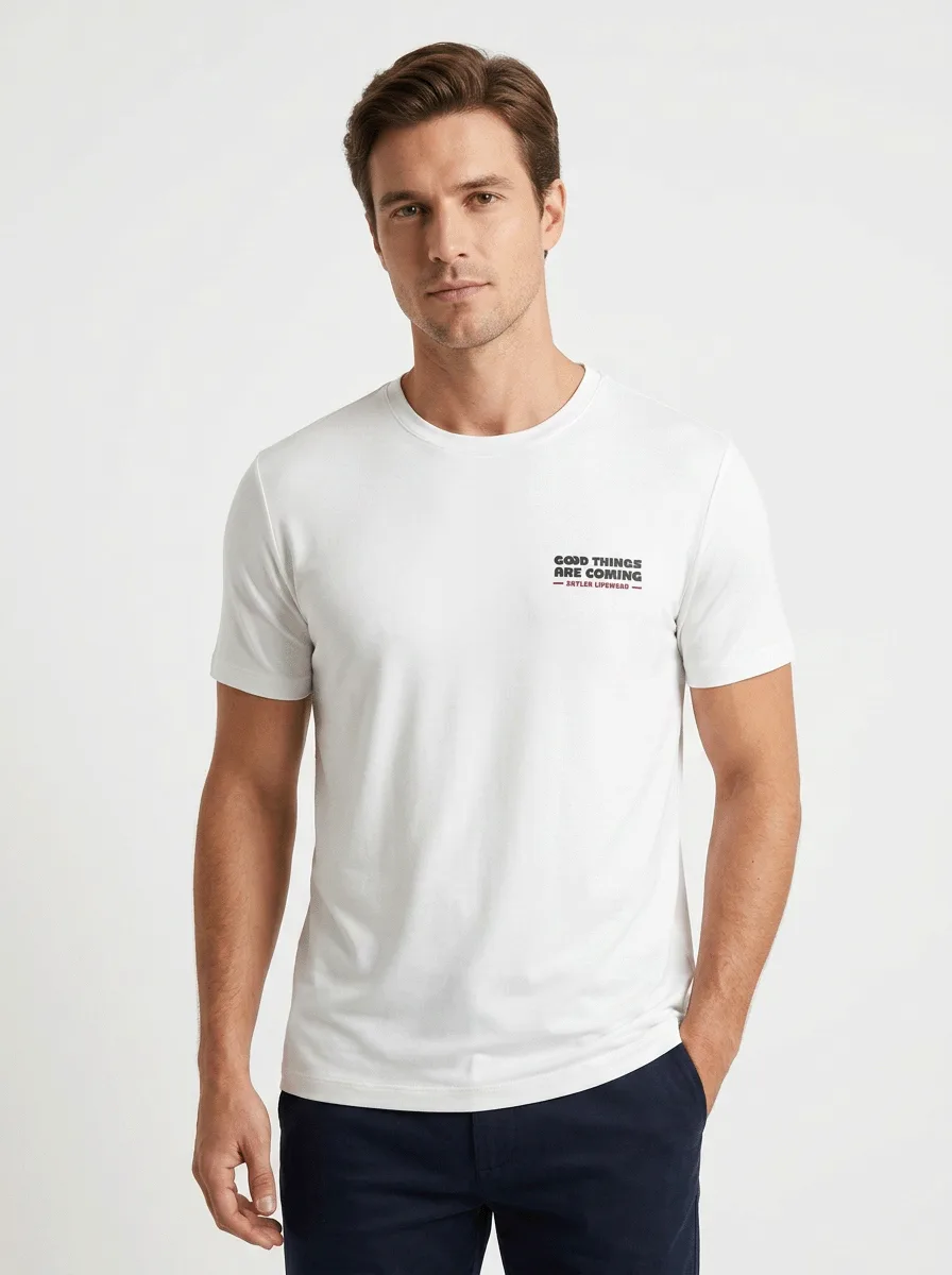T-SHIRT CASUAL EM VISCOSE C/ MODAL E ESTAMPA GOOD THINGS ARE COMING