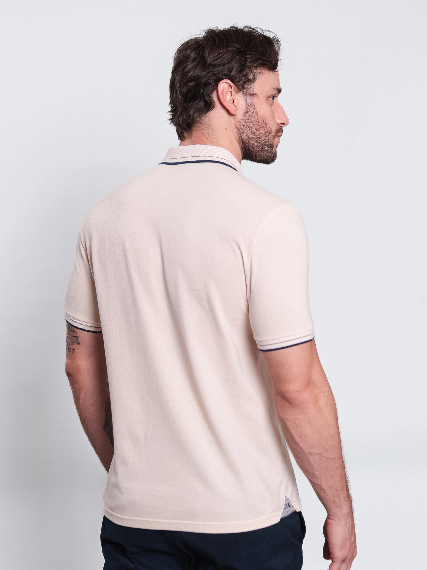 GOLA POLO CASUAL EM PIQUET C/ PEITILHO COBERTO E BOLSO C/ PLAQUINHA
