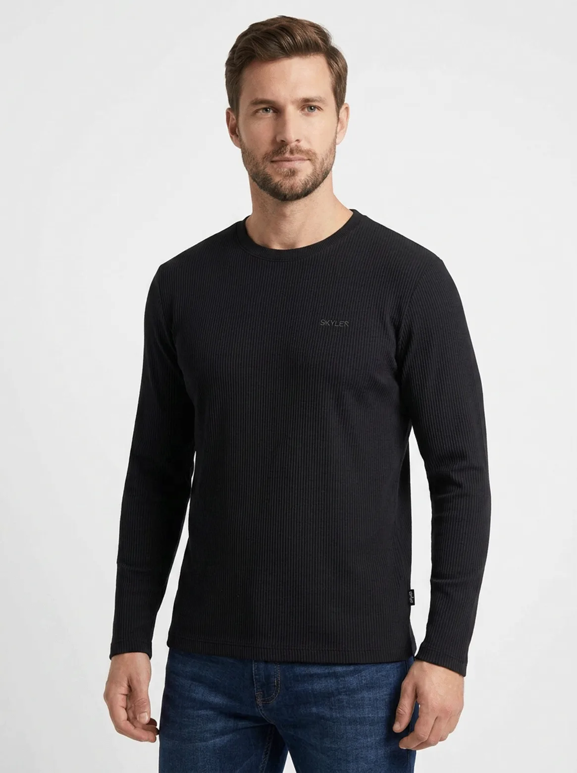 T-SHIRT CASUAL EM MALHA QUADRICULADA C/ BORDADO SKYLER NO TOM