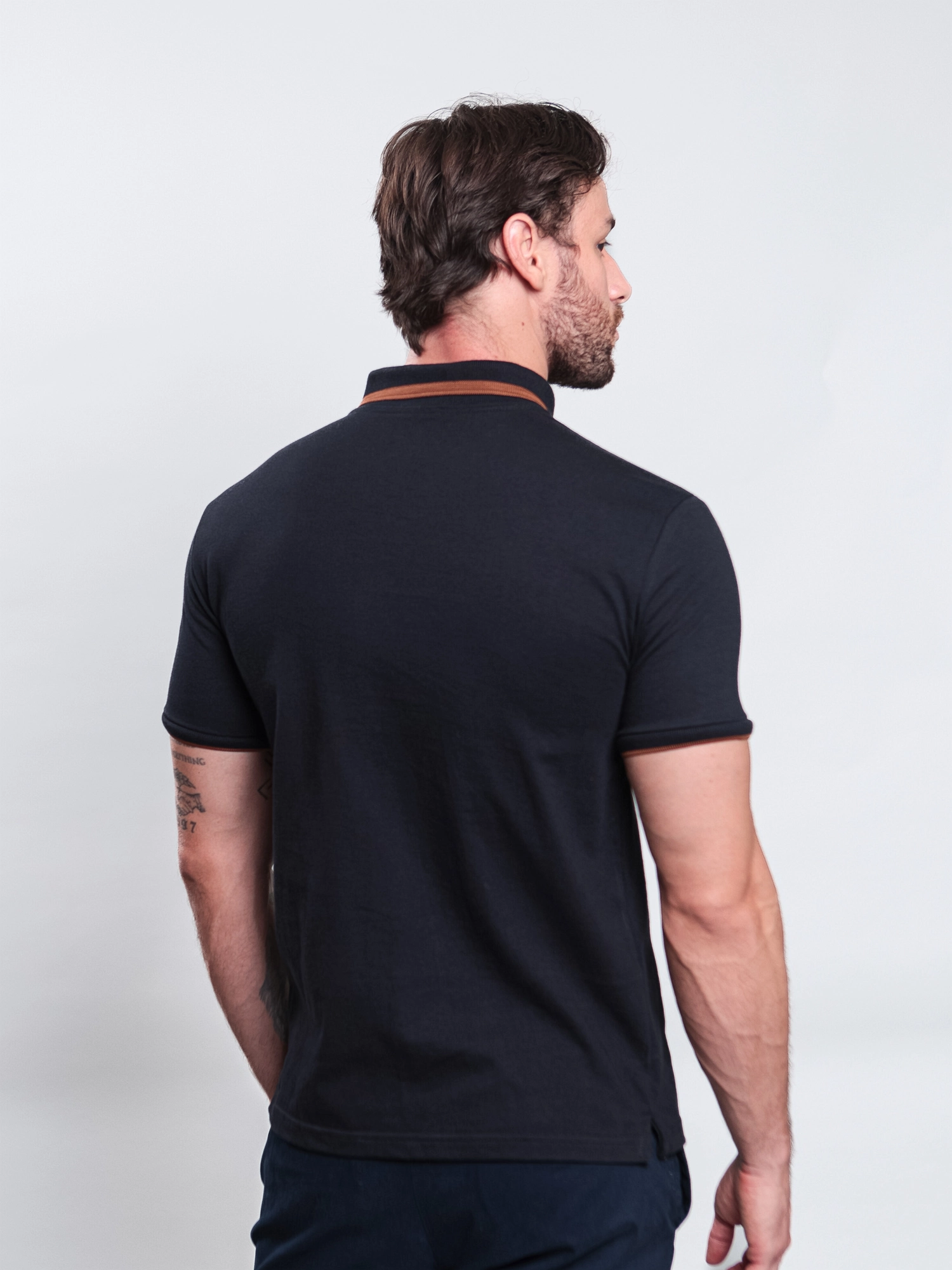 GOLA POLO CASUAL EM MALHÃO C/ FILETE CONTRASTANTE E SKLR EM SILK RELEVO